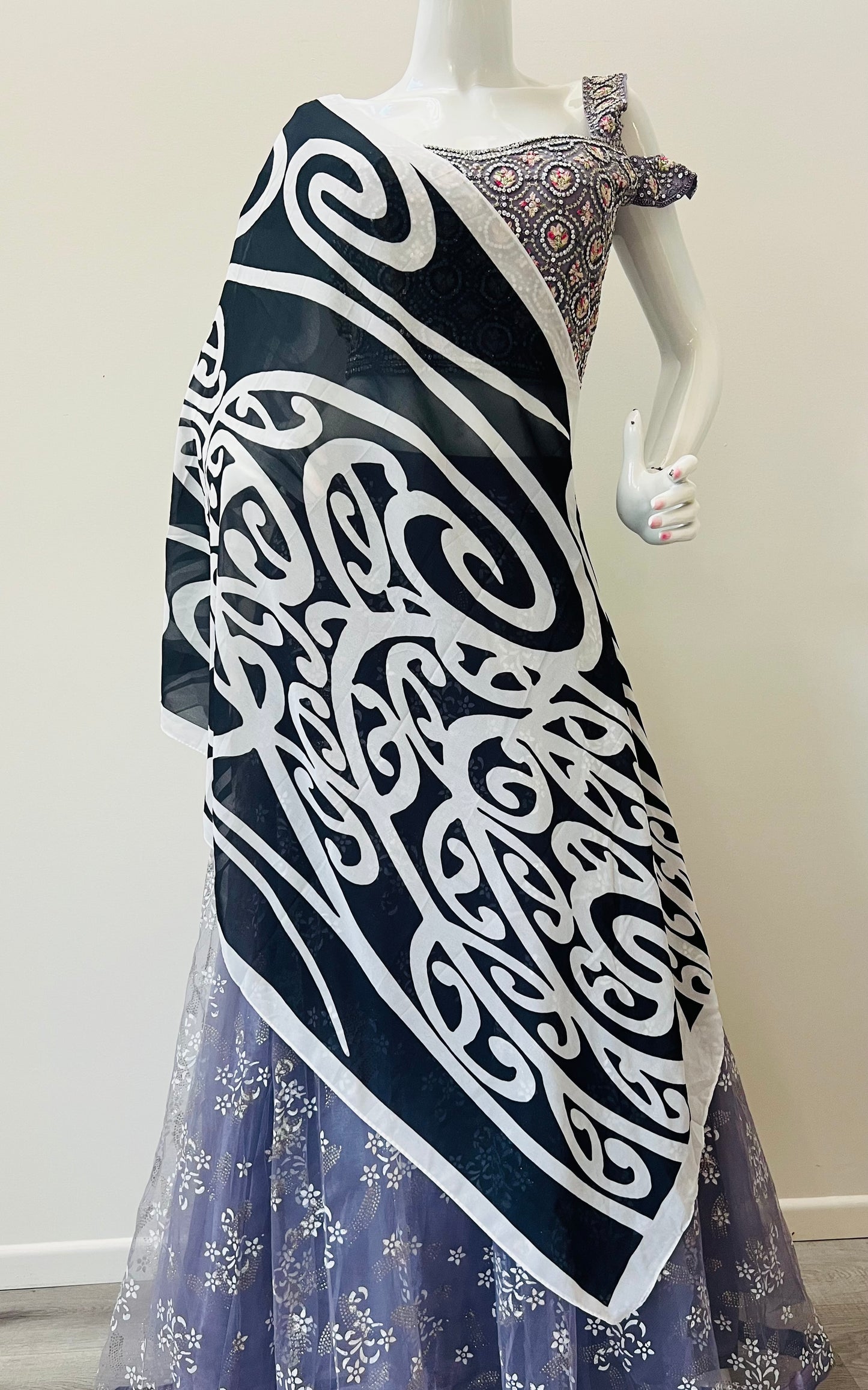 Black/White Kakahu/Shawl