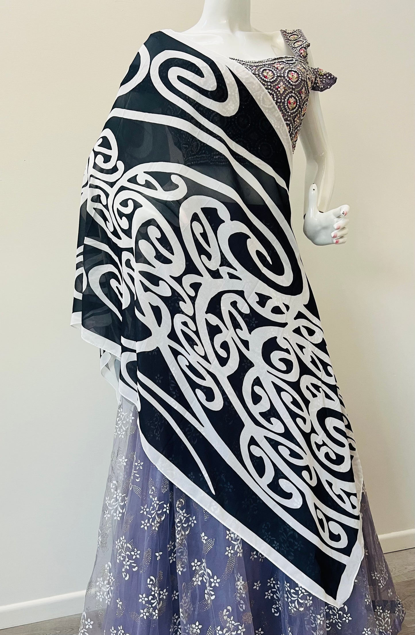 Black/White Kakahu/Shawl